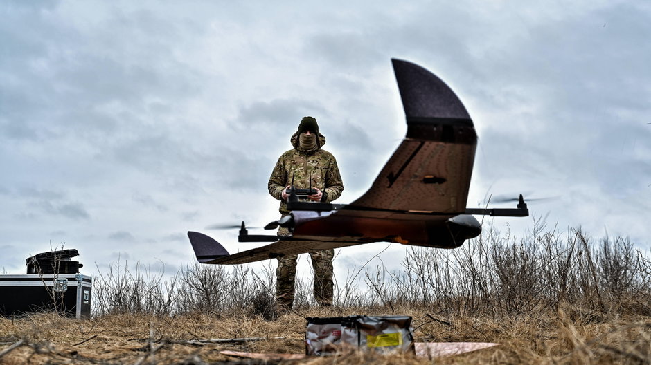 Operator drona podrywa go do lotu w południowo-wschodniej Ukrainie