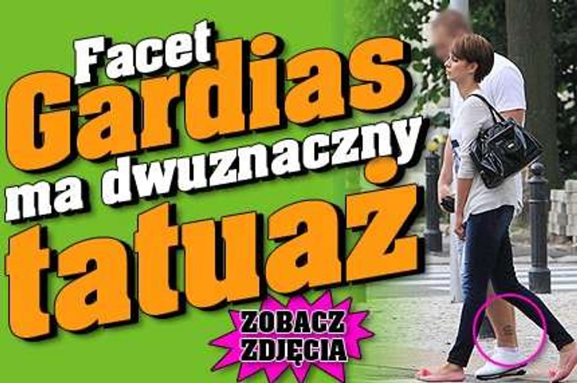 Facet Gardias ma dwuznaczny tatuaż