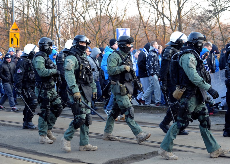 Policja eskortuje kibiców Lecha Poznań w drodze na stadion w Szczecinie, przed meczem polskiej Ekstraklasy piłkarskiej z Pogonią