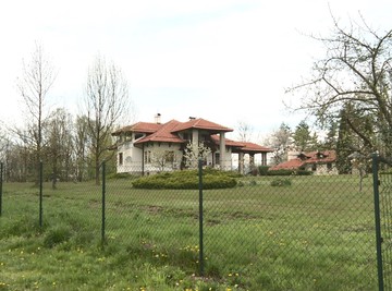 Dom okružen šumom, a vila na šest hehtara zemljišta: Naša pevačica uživa daleko od grada, sama kosi travu