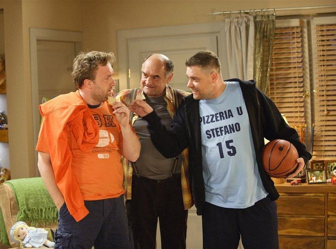 Serial 'Wszyscy kochają Romana' miał być kolejnym hitem stacji TVN. Niestety, wyniki oglądalności były tak słabe, że produkcję zdjęto z anteny po zaledwie 4 odcinkach.