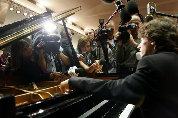 Konferencja prasowa Rafała Blechacza w Filharmonii Narodowej po ogłoszeniu, że wygrał XV Międzynarodowy Konkurs Chopinowski, 22 października 2005 r.
