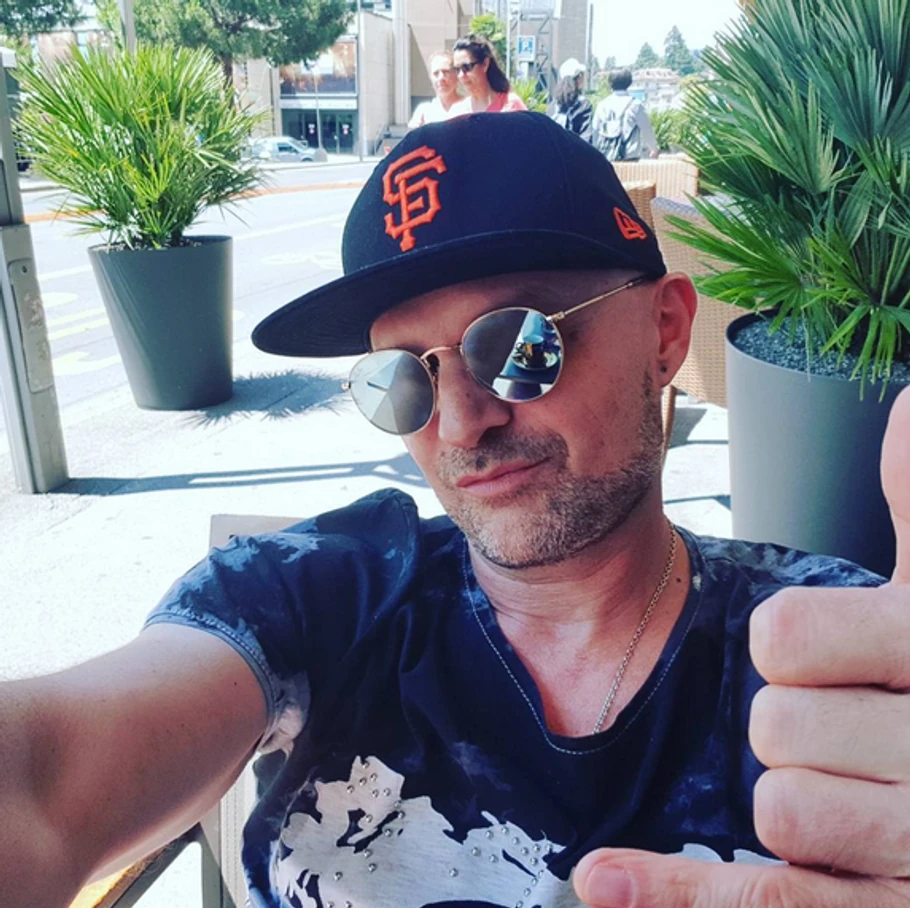 Napisao Je Ceci Najvece Hitove A Ona Je Njegova Ljubav Ova Plavokosa Lepotica Je Milijeva Zena