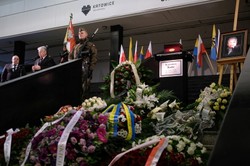 W Katowicach trwa pogrzeb Kazimierza Kutza. Twórcę żegnają Ślązacy i przyjaciele