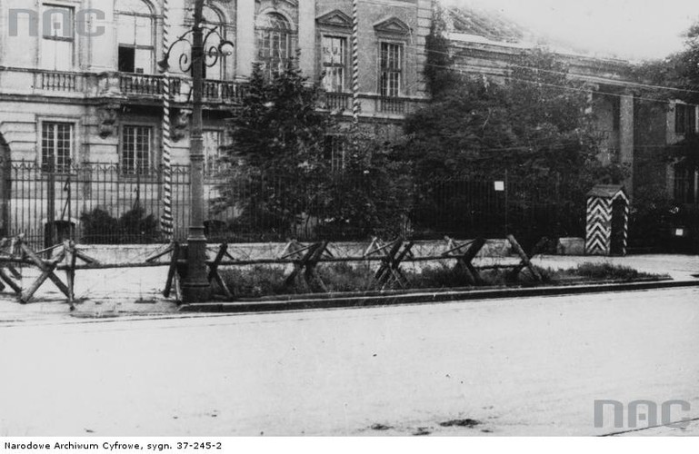 Aleje Ujazdowskie w Warszawie - miejsce, gdzie wykonano wyrok śmierci na generała SS Franza Kutscherę. Drewniane kozły i zasieki z drutu kolczastego przed gmachem zajętym przez Niemców