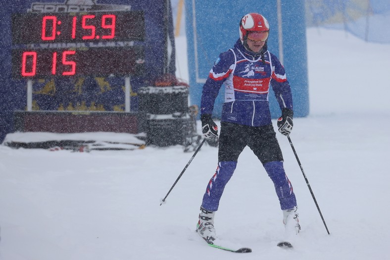 Prezydent Andrzej Duda podczas 9. edycji charytatywnych zawodów "12H Slalom Maraton Zakopane 2023"