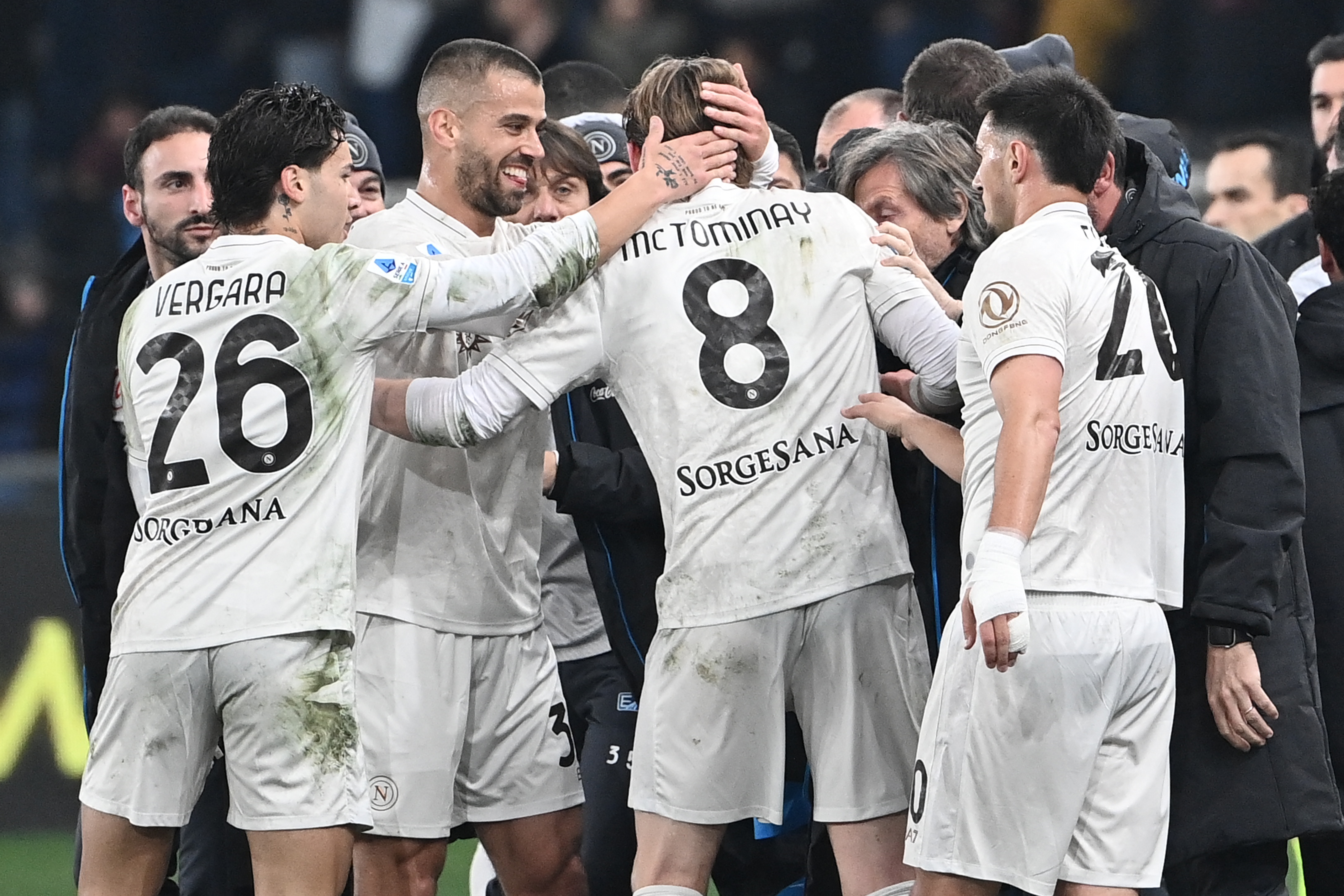 Hojlund trascina il Napoli alla vittoria al 95' in inferiorità numerica contro il Genoa