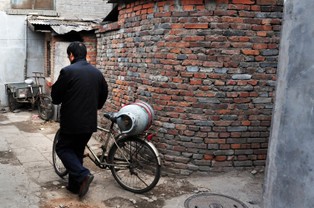 Raport: Biedni są najbardziej narażeni na zanieczyszczenia, hałas i skrajne temperatury