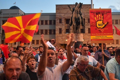 Protest przeciw tzw. kompromisowi Macrona w stolicy Macedonii Północnej Skopje