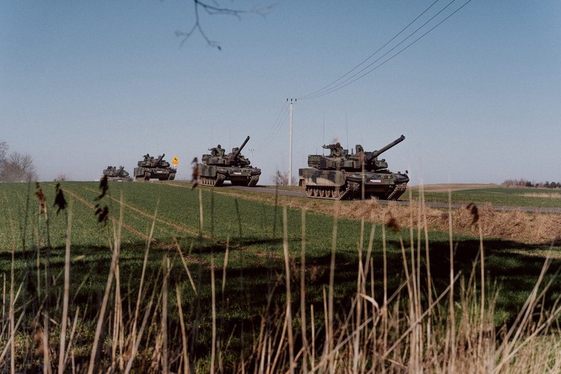 Czołgi K2 trafiają do 16 Dywizji Zmechanizowanej. Z kolei do 18 Dywizji Zmechanizowanej trafiają czołgi M1 Abrams.