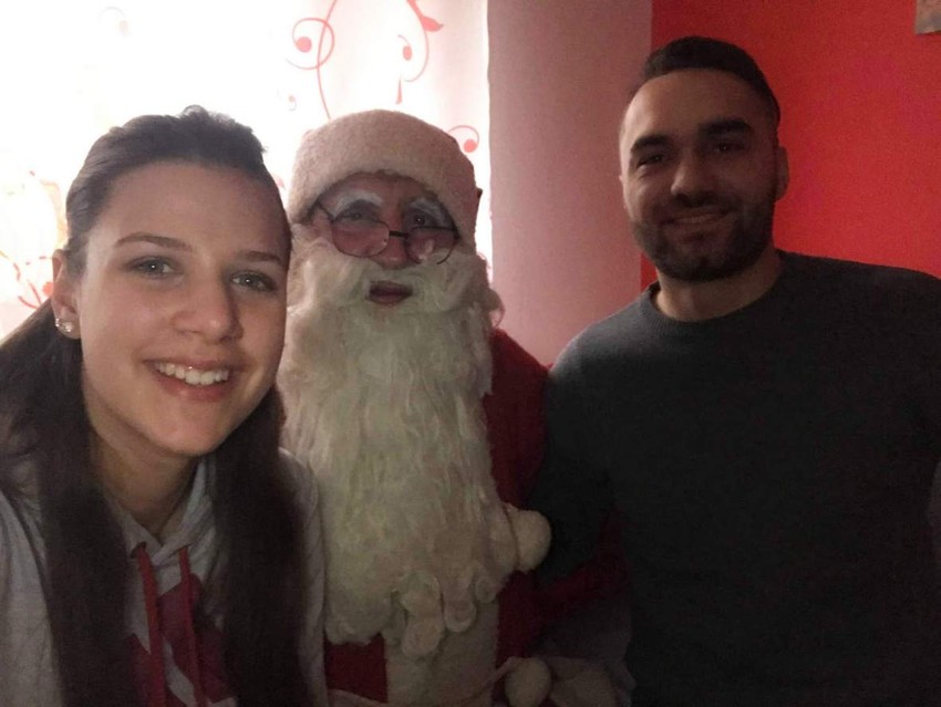 Deda Mraz sa svojim unucima