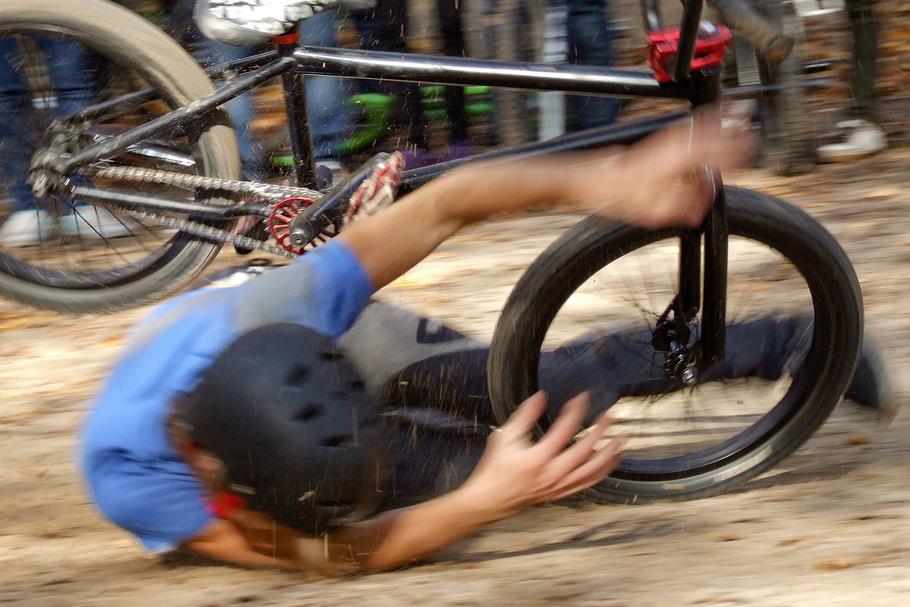 Zdjęcie ilustracyjne przedstawiające wypadek rowerowy. 