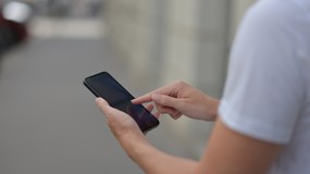 Wi-Fi w telefonie, a wyjście z domu. Czy powinno się wyłączać te funkcje w swoim telefonie?