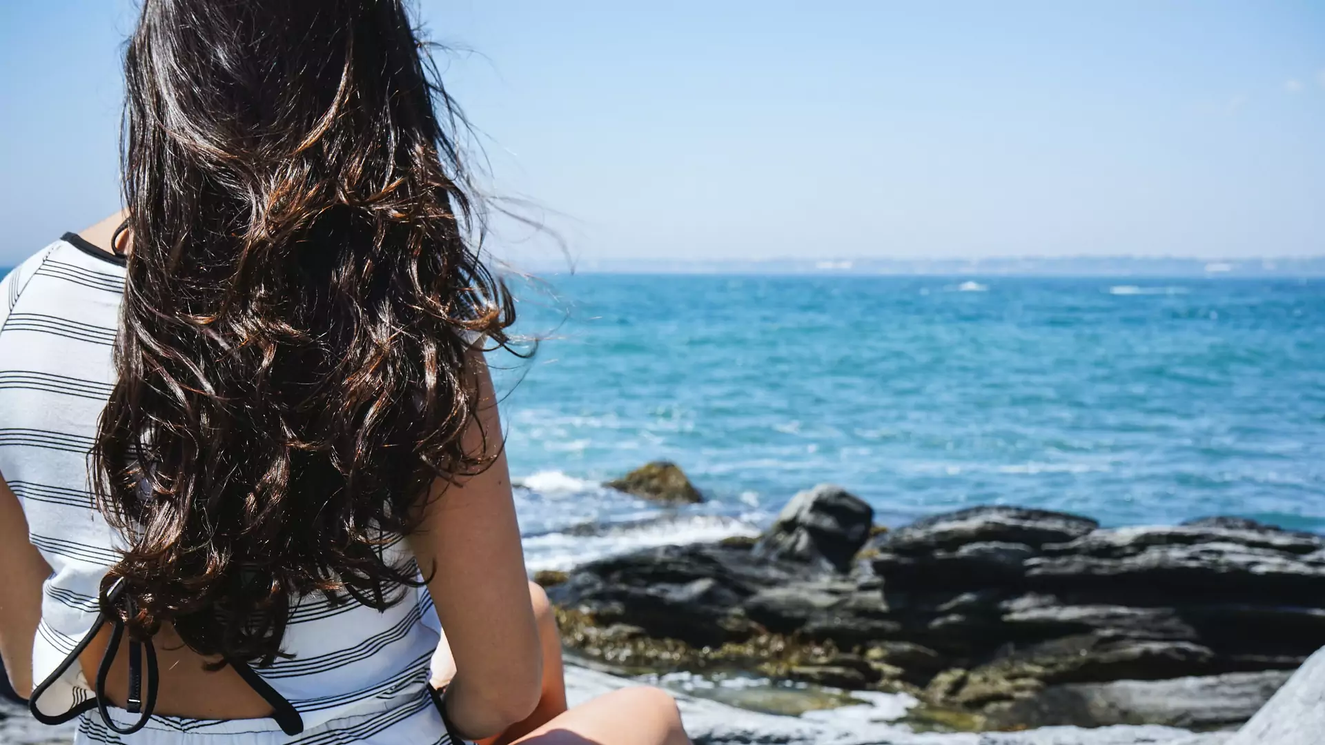 Modna fryzura w stylu beach waves. Czego potrzebujesz, by ją zrobić?