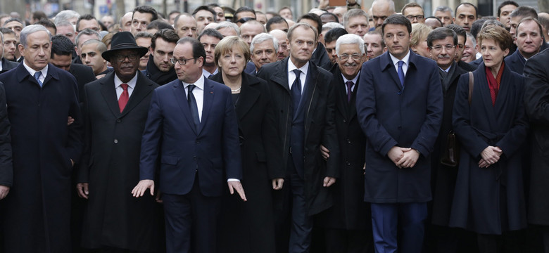 Na marszu w Paryżu tylko mężczyźni? Ortodoksyjna gazeta wycięła zdjęcia kobiet... i Tuska