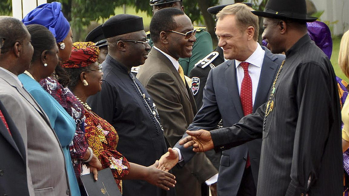Polska chciałaby współpracować z Nigerią w sferze surowców naturalnych, głównie gazu, węgla i ropy, a także w budowie i modernizacji nigeryjskich rafinerii - powiedział premier Donald Tusk w czwartek podczas wizyty w Nigerii.