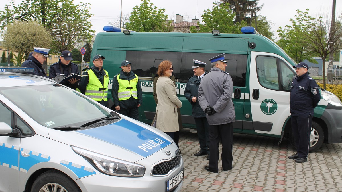 Sezon wycieczkowy w szkołach rozpoczęty, warto więc jeszcze bardziej zadbać o bezpieczeństwo dzieci. Właśnie w tym celu na parkingu przed Kolporter Areną przy ul. Ściegiennego w Kielcach ruszył stały punkt kontroli autokarów. Od dziś policjanci kieleckiej drogówki wspólnie z funkcjonariuszami Inspekcji Transportu Drogowego codziennie będą sprawdzać m.in. stan techniczny i wyposażenie pojazdów, a także stan trzeźwości kierujących.