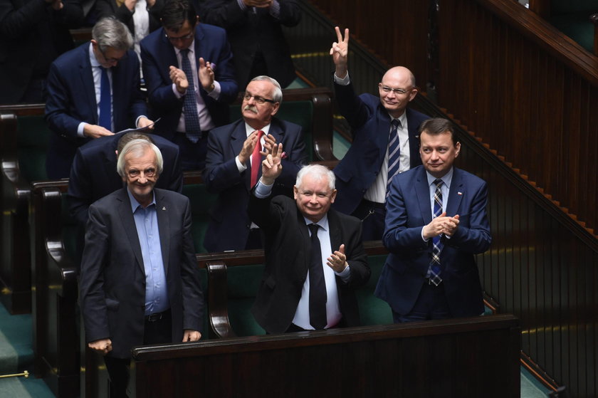 Sejm przyjął niższy wiek emerytalny