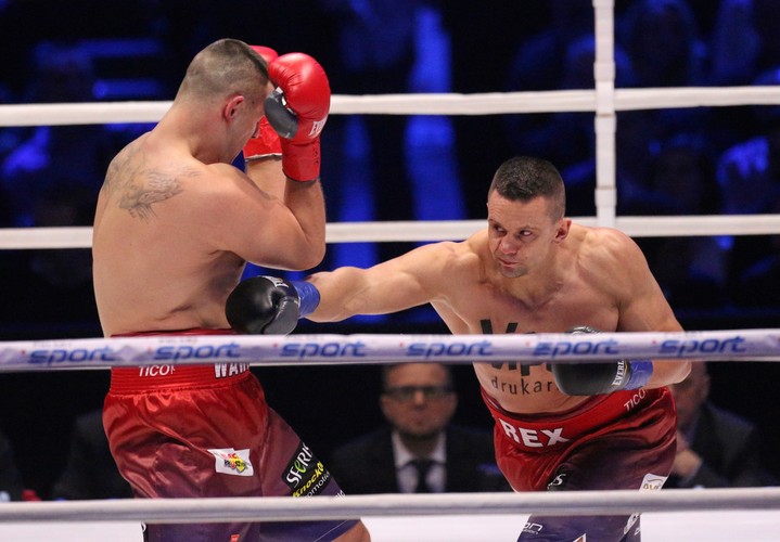 Andrzej Wawrzyk (L) i Marcin Rekowski (P) podczas walki w wadze ciężkiej, w trakcie gali bokserskiej Polsat Boxing Night