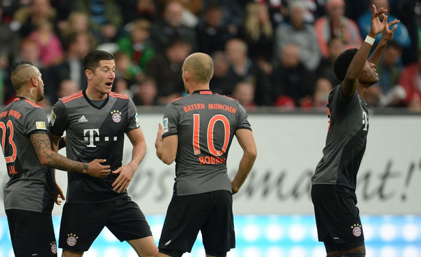 Bayern ograł Augsburg 3:1. Dwa gole Lewandowskiego. Asystował... Robben