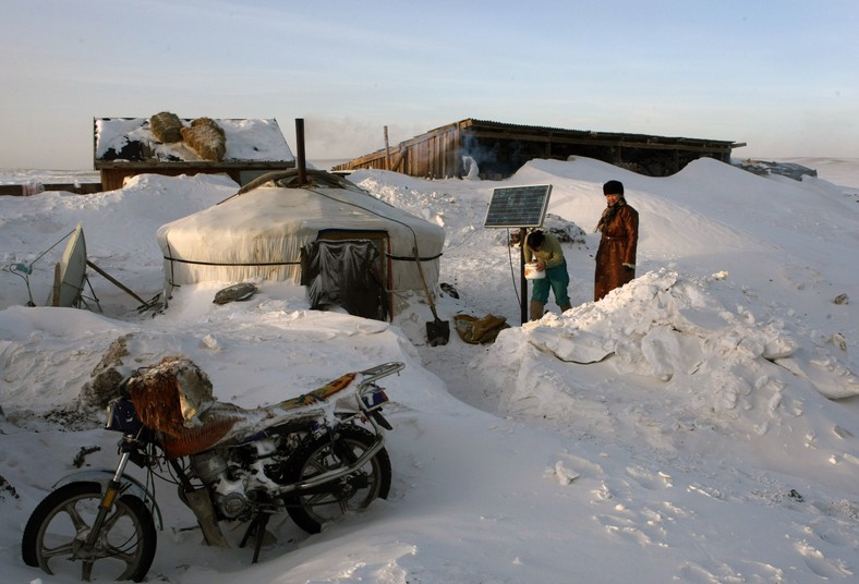 Mongolia - jurta przysypana śniegiem, prowincja Dundgobi