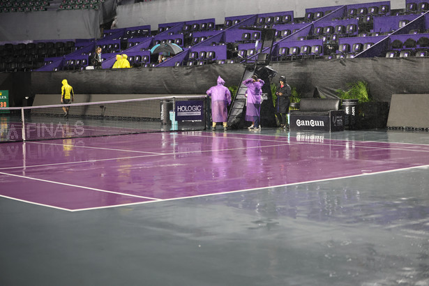 Przerwa spowodowana ulewnym deszczem w meczu 3 rundy fazy grupowej pomiędzy Jeleną Rybakiną z Kazachstanu i Białorusinką Aryną Sabalenką podczas turnieju tenisowego Masters - WTA Finals 2023 w meksykańskim Cancun