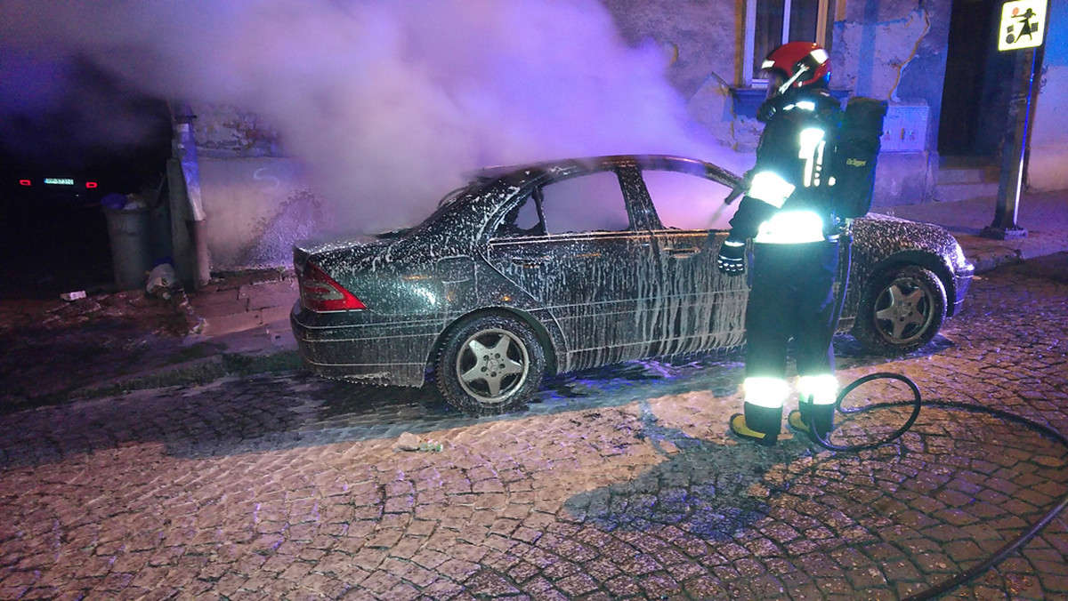 W nocy z dnia 5 na 6 listopada w Przemyślu cztery samochody uległy spaleniu. Do zdarzeń doszło w odstępstwie dwóch godzin. Policjanci sprawdzają, czy doszło do celowego podpalenia.
