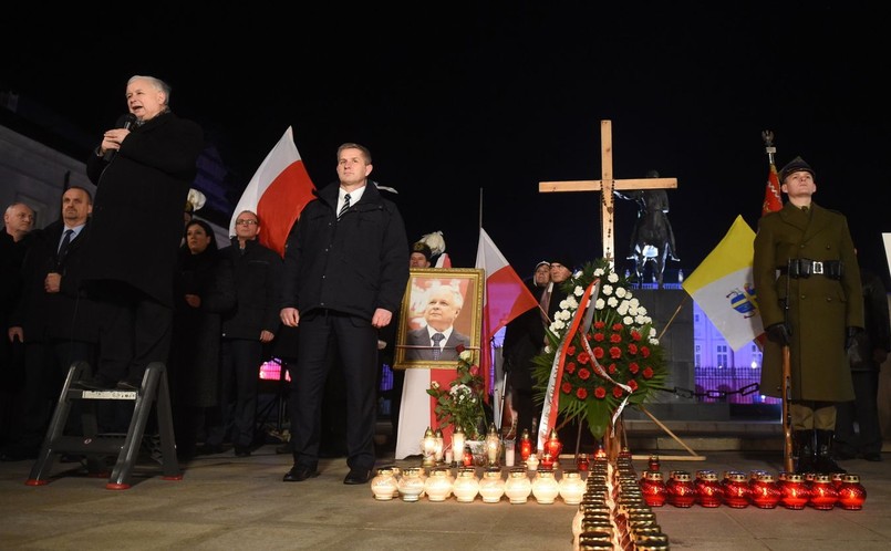 Jacek Sasin powiedział w radiowej Jedynce, że jest to naturalne i wojskowa asysta honorowa powinna zostać przydzielona o wiele wcześniej.