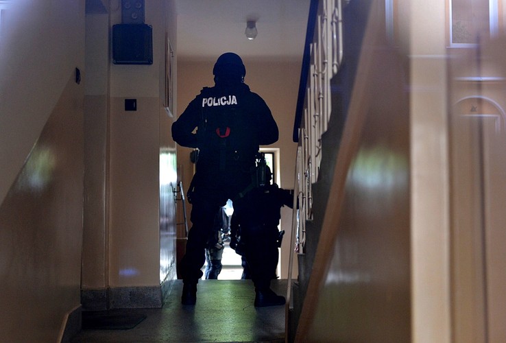 MĘŻCZYZNA ZABARYKADOWAŁ SIĘ W MIESZKANIU