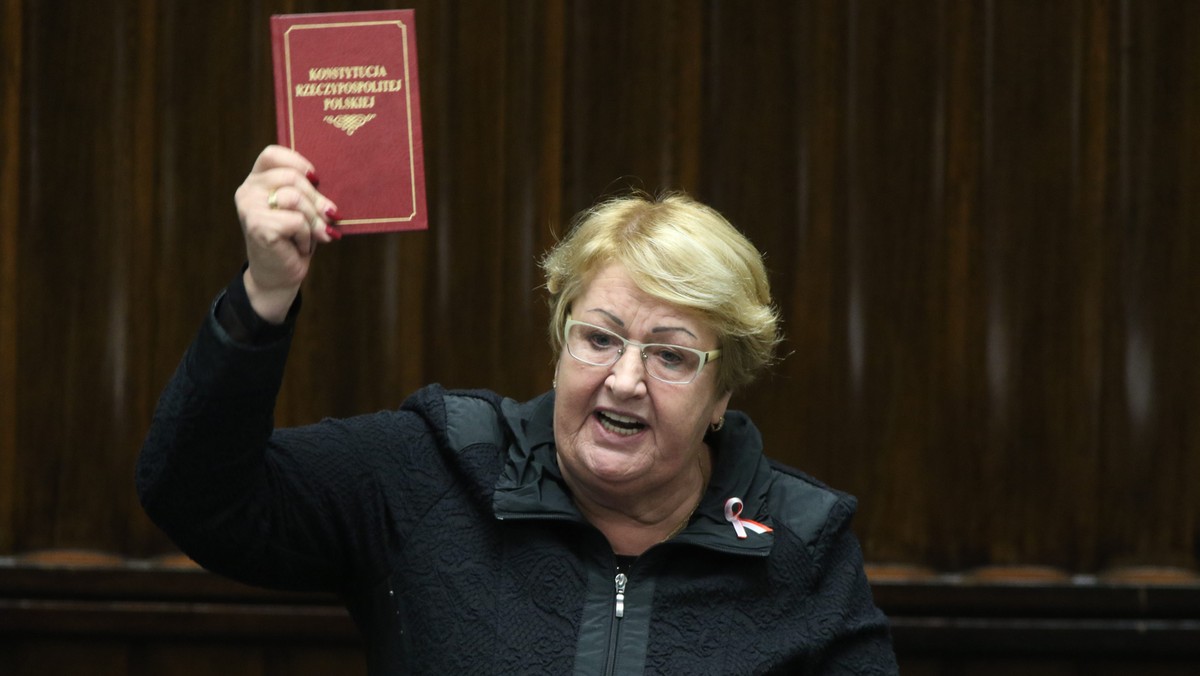 Na gdańskiej demonstracji w rocznicę stanu wojennego Henryka Krzywonos zaproponowała, by manifestacje w obronie demokracji organizować co miesiąc – informuje "Gazeta Wyborcza". W Gdańsku Komitet Obrony Demokracji zorganizował więc dzień później niż w innych miastach.