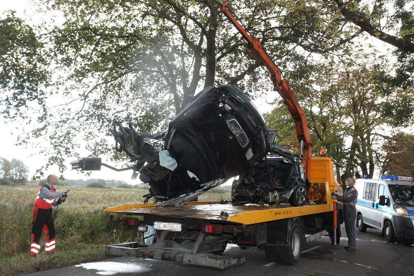 BMW wjechało w drzewo. Dwie osoby nie żyją.