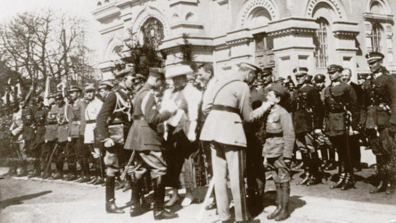 Józef Piłsudski odznacza Tadeusza Jeziorowskiego i innych obrońców Płocka, Płock 10 kwietnia 1921, fot. Centralne Archiwum Wojskowe, domena publiczna