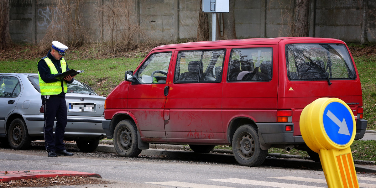 źle zaparkowany samochód