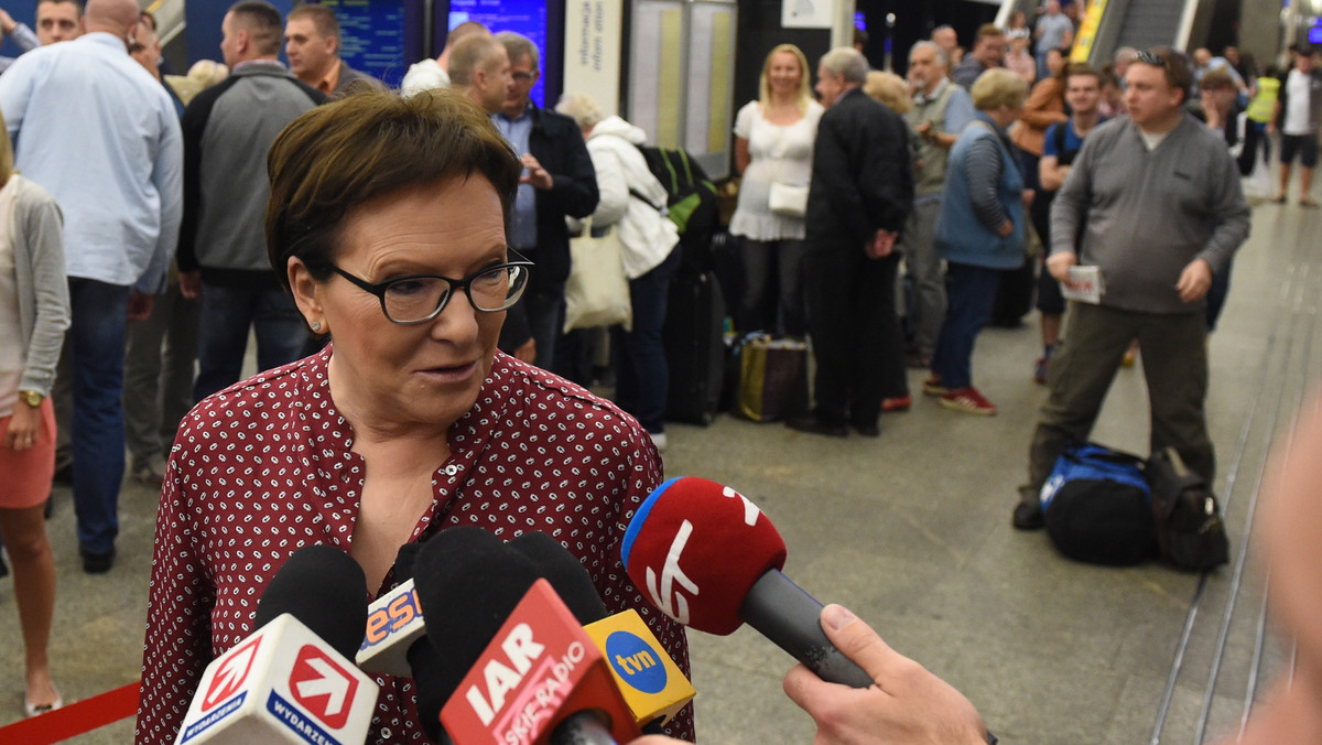 Premier Ewa Kopacz po południu w Słupsku spotka się z prezydentem Słupska Robertem Biedroniem. Wcześniej w Sopocie odwiedziła targ śniadaniowy. Kopacz zapowiedziała w sobotę rano przed wyjazdem, że podróży pociągiem w kampanii wyborczej będzie więcej.