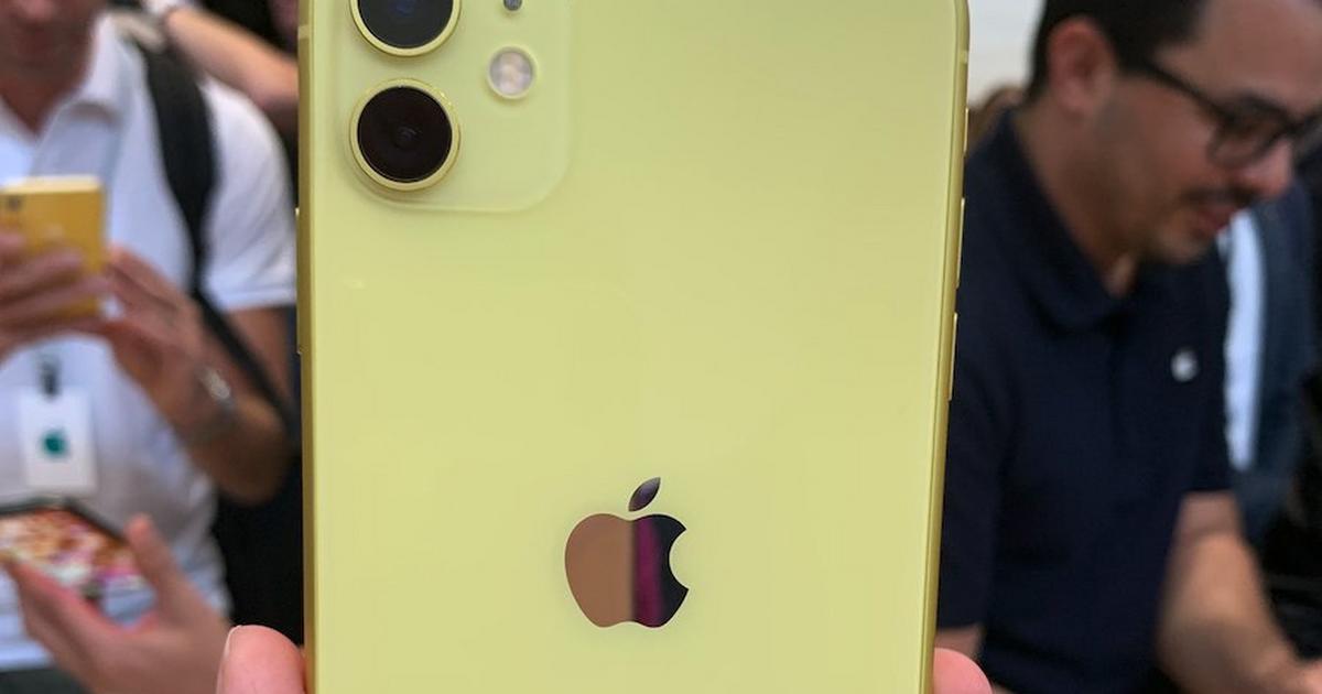 Сколько живут айфоны. Iphone 11 Yellow. Смартфон Apple iphone 11 128gb Yellow. Айфон 11 Йеллоу. Apple iphone 11 Yellow в руке.
