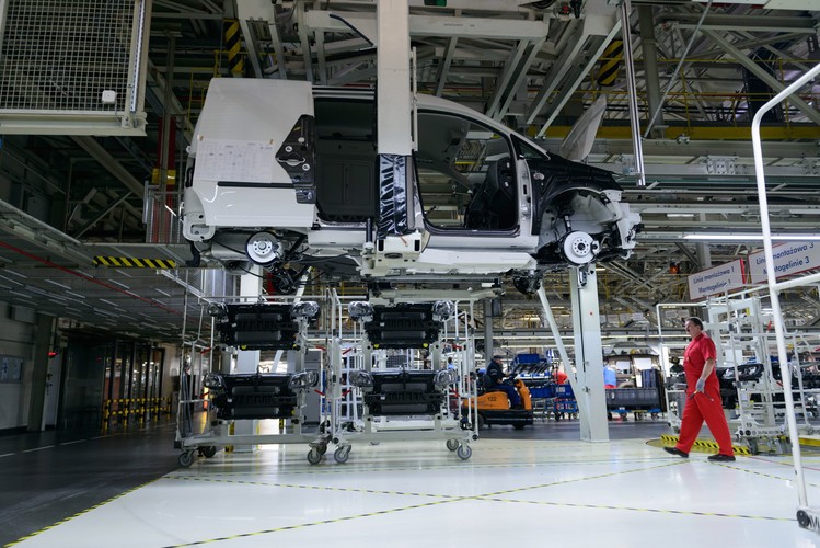 Volkswagen chce utrzymać produkcję modelu Caddy w poznańskiej fabryce na poziomie co najmniej 150 tys. szt. rocznie w kolejnych latach, ale 'ostrożnie liczy na więcej' w zależności od wzrostu gospodarczego. 'W kolejnych latach chcemy produkować co najmniej 150 tys. samochodów rocznie, tak jak obecnie. Czy liczymy na więcej? Ostrożnie powiem, że tak, rynek odzwierciedla sytuację gospodarczą' - powiedział ISBnews Członek Zarządu ds. Finansowych i Organizacji Volkswagen Poznań Szymon Trzebiatowski podczas światowej premiery nowego modelu Caddy w Poznaniu. 
<br><br> 
fot.(jk/mr) PAP/Jakub Kaczmarczyk