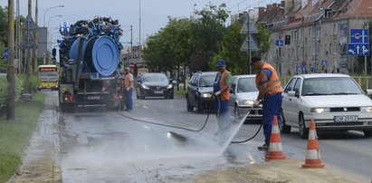 Wrocław. Naprawiają wodociąg przy Hallera. FILM!