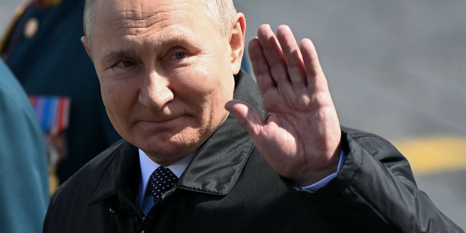 Na nagraniu można usłyszeć jak rosyjski oligarcha przekonuje, że powszechnie znane problemy Putina z kręgosłupem są związane z rakiem krwi. Anonimowy rozmówca dodaje, że Putin w październiku przeszedł operację kręgosłupa