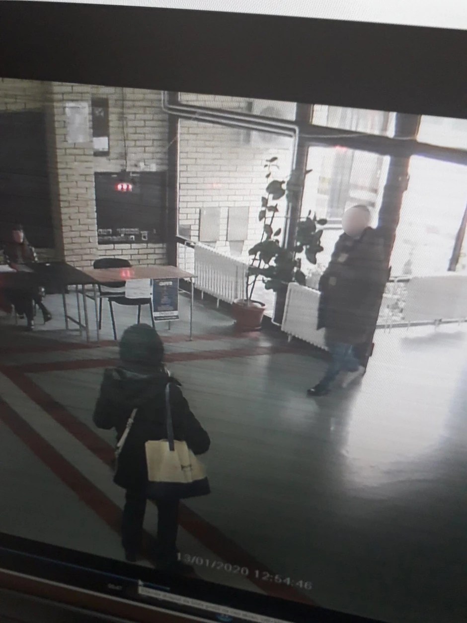 Nepoznati muškarac na vratima osnovne škole