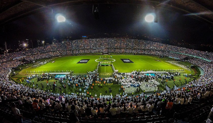 Trumny z ciałami zawodników i czuwanie na stadionie w Medellin