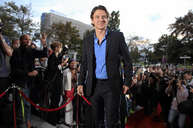 Marcin Kwaśny na czerwonym dywanie przed Teatrem Muzycznym w Gdyni