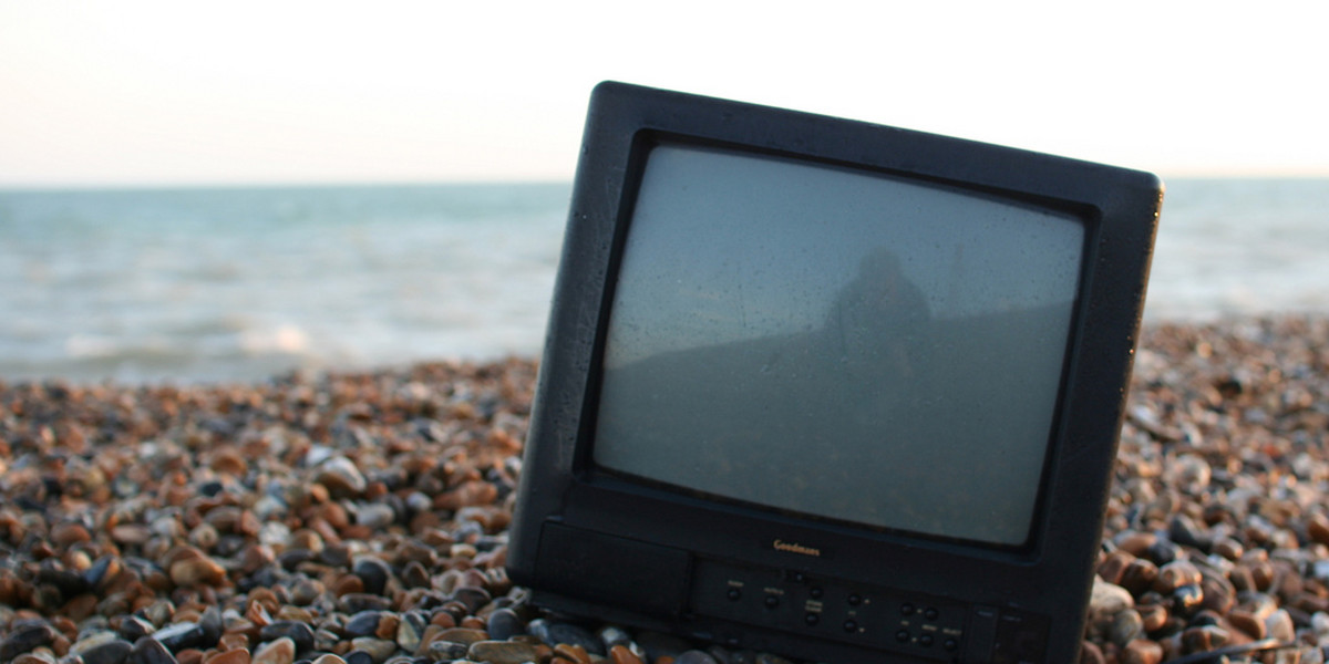 Premiery emitowane są w telewizji teraz także latem, więc telewizor na plaży może się przydać