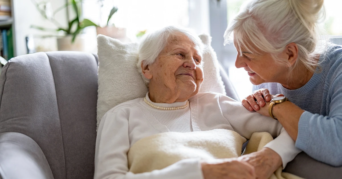ZUS wypłaca pieniądze na opiekę nad chorym rodzicem. Niewiele osób o tym wie