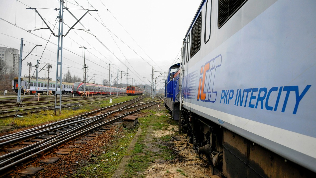 Łódź. Wypadek na torach. Dwie osoby potrącone przez pociąg