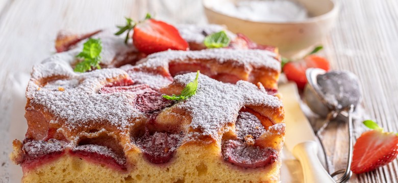 Ciasto truskawkowe jak u babci, zniknie w mgnieniu oka. Tak robi je Remigiusz Rączka