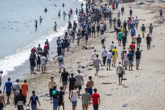 DAN NAKON HAOSA U SEUTI Noć protekla mirno, gotovo svi migranti vraćeni u Maroko: Španija pojačava zaštitu granice