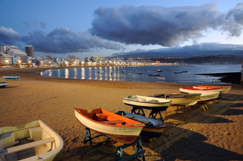 Gran Canaria ma malownicze wydmowe plaże, szczególnie w okolicy Maspalomas. Warto zobaczyć zabytek sprzed podbicia wyspy – Malowaną Jaskinię Gáldar. Gran Canaria uchodzi za najbardziej kosmopolityczną z wysp, a najlepsze imprezy odbywają się na południu, w okolicach złotych plaż. O wspaniałości wybrzeża świadczy przyznane jej oznaczenie Błękitnej Flagi. Gran Canarię nazywa się kontynentem w miniaturze, ponieważ ma bardzo zróżnicowaną rzeźbę terenu, roślinność i klimat; znajdziemy tu wszystko od wydm po skaliste góry. Zimą warto tu przyjechać dla jednego z największych karnawałów. Bawią się wszyscy, niezależnie od wieku i tego, czy podróżują w grupce znajomych, z rodziną czy swoją drugą połówką. Trzeba pamiętać o Carnaval de Ayer – otwartej imprezie na ulicach zabytkowej części Las Palmas. Hotele musimy rezerwować wtedy z dość dużym wyprzedzeniem, ale przynajmniej właściciele nie podnoszą na ten czas cen.