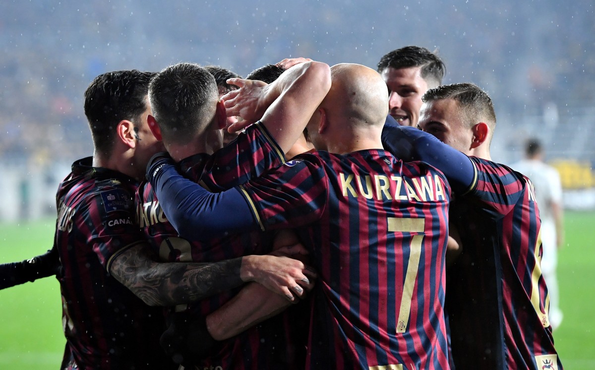 Radość piłkarzy drużyny Pogoń Szczecin po strzeleniu gola przez Luka Zahovica w meczu Ekstraklasy z zespołem Lechia Gdańsk, na Stadionie Miejskim im. Floriana Krygiera