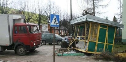 Ciężarówka staranowała kiosk!