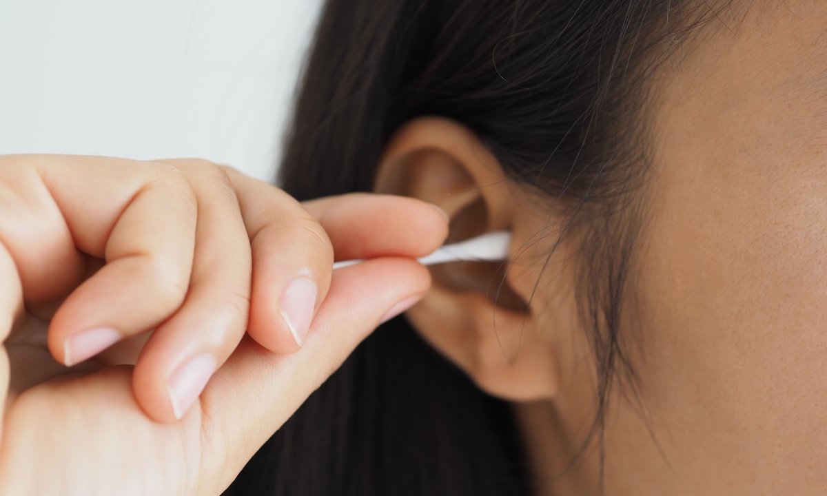Wiele osób tak czyści uszy. Laryngolog ostrzega
